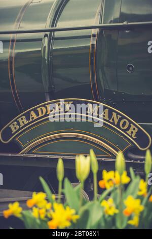 Gros plan de la plaque signalétique de la locomotive à vapeur Bradley Manor, chemin de fer du patrimoine Severn Valley, Royaume-Uni. Banque D'Images