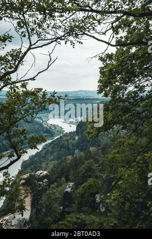 Suisse saxonne paysage sur la rivière Elbe d'en haut à travers les rochers et les arbres en Suisse saxonne. Vue du point de vue de Bastei en Saxe Banque D'Images