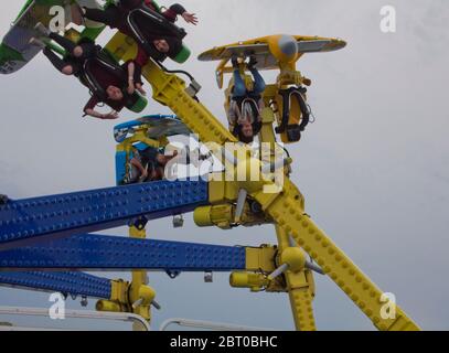 Passagers renvers sur un tour, amateurs de sensations fortes, tour de White-knuckle, parc d'attractions, foire d'amusement, sensations fortes, bord de mer, jours de sortie Banque D'Images