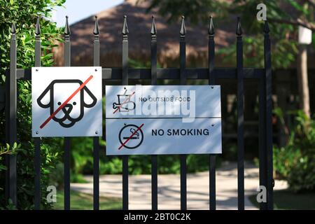 Les panneaux ne montrent aucun animal, aucun aliment de l'extérieur et ne fument pas installés à l'entrée. Banque D'Images