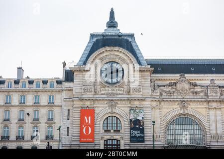 Façade du Musée d'Orsay ou du musée d'Orsay avec horloge par temps nuageux à Paris, France Banque D'Images