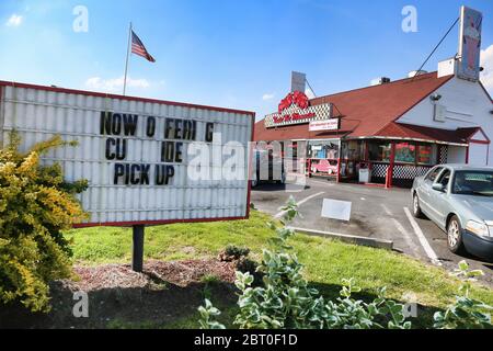 PHILADELPHIE, PA -- MAI 22: Côté trottoir seulement signe à nifty cinquante pendant la pandémie dans le nord-est de Philadelphie, Pa 22 mai 2020 crédit photo : Star Shooter MediaPunch Banque D'Images