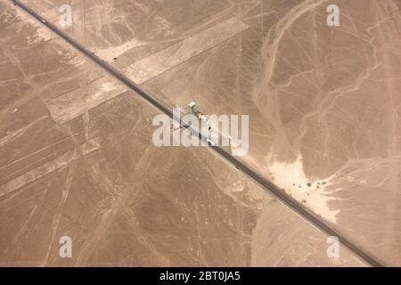 Vue aérienne des lignes Nazca, géoglyphes pré-colombiens gravés dans les sables du désert, Nazca, au sud du Pérou. Banque D'Images