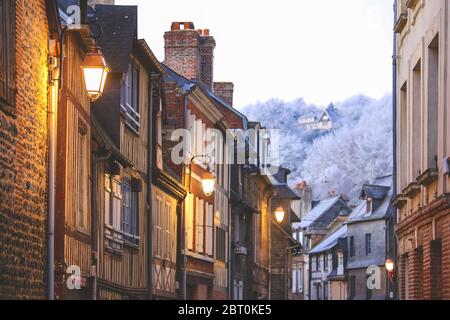 Gros plan de maisons de la vieille ville de Honfleur, Normandie, France Banque D'Images