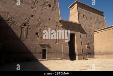 Le temple d'Edfou sur la rive occidentale du Nil à Edfou, Égypte, Afrique du Nord Banque D'Images