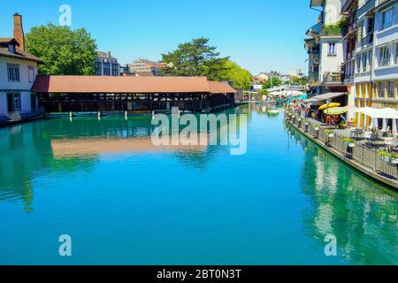 Ancien pont en bois sur la rivière Aare dans le centre-ville de Thun. Canton de Berne, Suisse. Banque D'Images