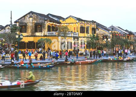 Hoi an, Vietnam - 9 février 2018 : plein de touristes marchant dans la rue dans Hoi an ville ancienne au crépuscule, Hoi an est l'une des destinations les plus populaires Banque D'Images