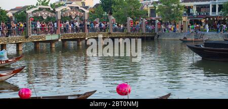 hoi an vietnam 23.10.19 destination de vacances les touristes de la ville antique apprécient les activités et de traverser la rivière sur un pont Banque D'Images