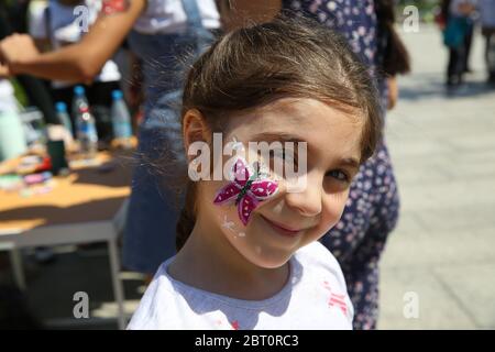 BAKOU, AZERBAÏDJAN - 1ER JUIN 2019 : Festival des enfants . Dans le parc du centre Heydar Aliyev. Peinture de visage d'enfants. Artiste peinture petits enfants . Banque D'Images