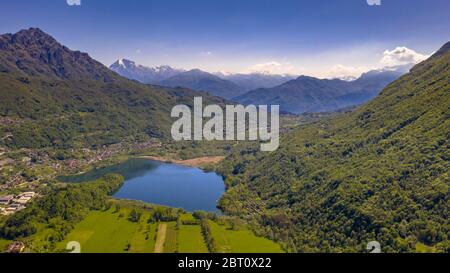 Vue aérienne du lac Lago di Piano vue de Porlezza, Cima, Lombardie, Italie Banque D'Images