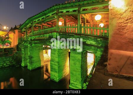 Vue sur l'ancien pont japonais la nuit. Site historique de la ville de Hoi an, Vietnam. Le vieux pont est une attraction touristique populaire de l'Asie Banque D'Images
