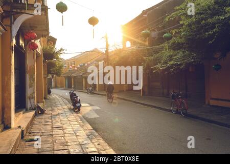 Belle matinée dans la rue de Hoi an ancienne ville Banque D'Images