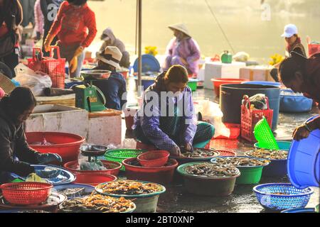 Hoi an, Vietnam - 7 février 2018 : Soft focus sur la femme vietnamienne vendant des fruits de mer de grands bols sur un marché de bord de route à Hoi an, Quang Nam Provincic Banque D'Images