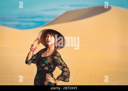 Belle femme asiatique profiter de ses vacances sur dune de sable blanc à Mui ne, Vietnam Banque D'Images