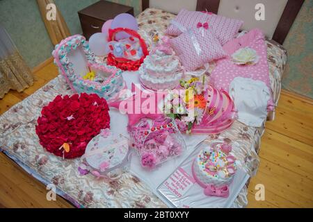 Un bouquet de fleurs bouquet de cent roses rouges . La poignée du panier rouge d'engagement . Panier en fer rose vif . bouquet multicolore Banque D'Images