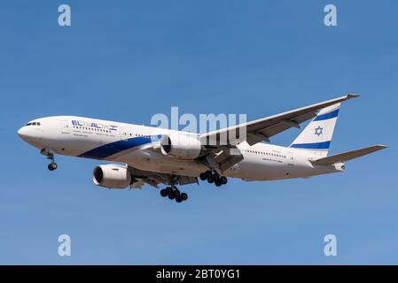 El Al Israel Airlines Boeing 777 avion de ligne de train à réaction atterrissage à l'aéroport de Londres Heathrow au-dessus de Cranford Londres, Royaume-Uni pendant le confinement de la COVID-19. Nommé Sderot Banque D'Images