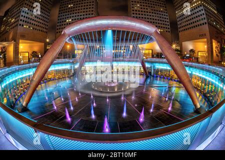 SINGAPOUR - 18 JUILLET 2015 : la fontaine de la richesse s'illumine la nuit à Suntec City, Singapour. Construit en 1995, c'est la plus grande fontaine de la wor Banque D'Images