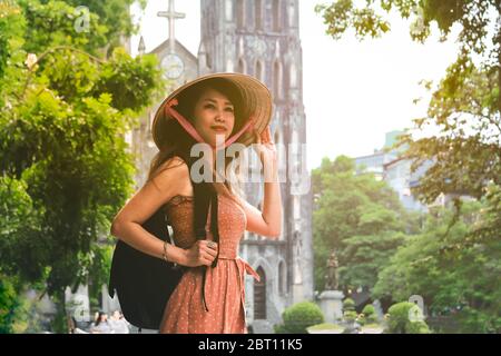 Jeune femme asiatique avec sac à dos voyage à Hanoi Banque D'Images