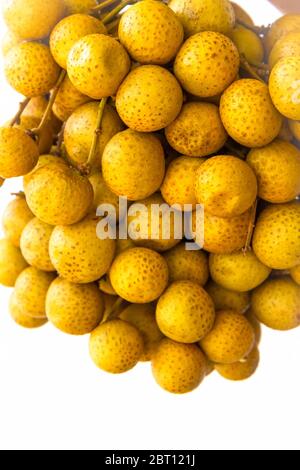 Un bouquet de fruits longanés, isolé sur blanc. Banque D'Images