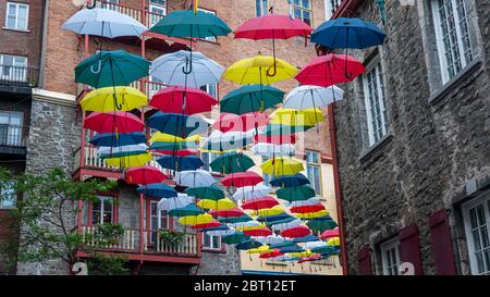 Célèbre endroit de la vieille ville de Québec avec parasols de couleur au-dessus d'une rue piétonne Banque D'Images
