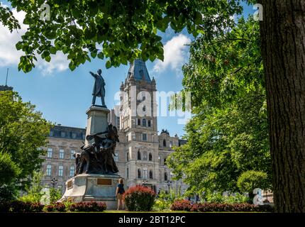 Parlement du Québec avec sa belle tour. L'édifice Jacques-Cartier est une maison ancienne et immense où de grandes décisions sont prises pour la province de Québec. Banque D'Images