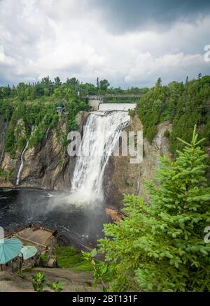 Vue imprenable sur Montmorency Waterfal. À seulement 10 km de Québec. Cette cascade est incroyable parce que superpuissant. Vous pouvez sentir la puissance de lui W Banque D'Images