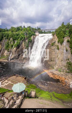 Vue imprenable sur la cascade de Montmorency avec un magnifique arc-en-ciel. À seulement 10 km de Québec. Cette cascade est incroyable parce que superpuissant. Vous Banque D'Images