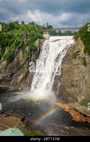 Vue imprenable sur la cascade de Montmorency avec un magnifique arc-en-ciel. À seulement 10 km de Québec. Cette cascade est incroyable parce que superpuissant. Vous Banque D'Images