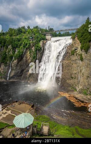 Vue imprenable sur la cascade de Montmorency avec un magnifique arc-en-ciel. À seulement 10 km de Québec. Cette cascade est incroyable parce que superpuissant. Vous Banque D'Images