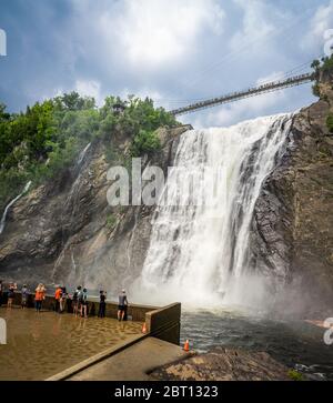 Vue imprenable sur la cascade de Montmorency depuis le fond. À seulement 10 km de Québec. Cette cascade est incroyable parce que superpuissant. Assez facile Banque D'Images