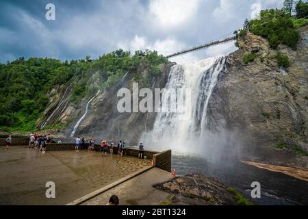 Vue imprenable sur la cascade de Montmorency depuis le fond. À seulement 10 km de Québec. Cette cascade est incroyable parce que superpuissant. Assez facile Banque D'Images