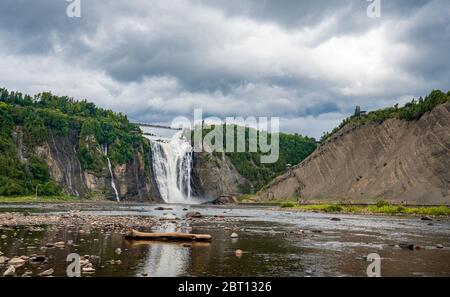 Vue imprenable sur la cascade de Montmorency depuis le fond. À seulement 10 km de Québec. Cette cascade est incroyable parce que superpuissant. Assez facile Banque D'Images