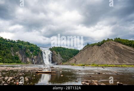 Vue imprenable sur la cascade de Montmorency depuis le fond. À seulement 10 km de Québec. Cette cascade est incroyable parce que superpuissant. Assez facile Banque D'Images