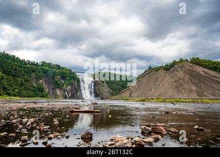 Vue imprenable sur la cascade de Montmorency depuis le fond. À seulement 10 km de Québec. Cette cascade est incroyable parce que superpuissant. Assez facile Banque D'Images