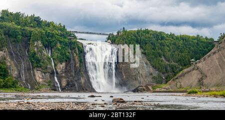 Vue imprenable sur la cascade de Montmorency depuis le fond. À seulement 10 km de Québec. Cette cascade est incroyable parce que superpuissant. Assez facile Banque D'Images