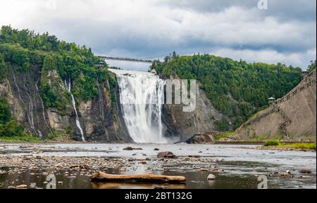 Vue imprenable sur la cascade de Montmorency depuis le fond. À seulement 10 km de Québec. Cette cascade est incroyable parce que superpuissant. Assez facile Banque D'Images