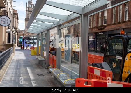 Un arrêt de bus récemment reconstruit sur West George Street dans le centre-ville de Glasgow Banque D'Images