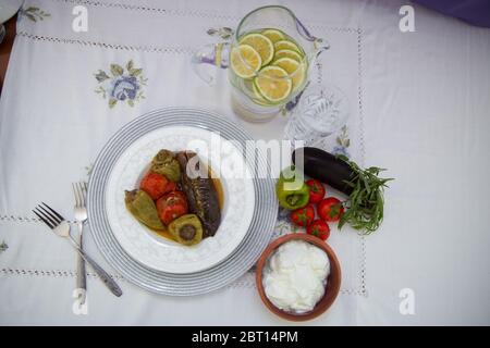 Aubergine farcie dans l'assiette . Les aubergines sont farcies à la viande d'agneau et de riz. Patlican . remplissage d'aubergines . Aubergine, poivrons, tomates . Yaourt dans un Banque D'Images