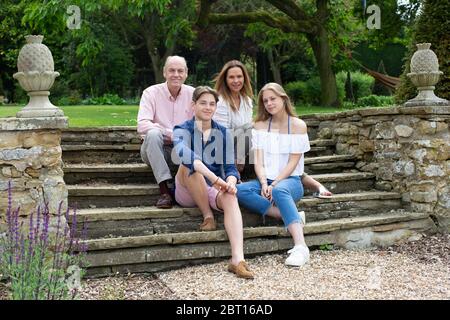 31/05/18 Rebecca et Simon Howard, auparavant de Castle Howard, dans leur nouvelle maison de Welham Hall près de Malton avec leurs enfants Merlin et Octavia Banque D'Images