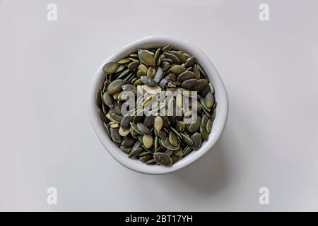 graines de tournesol isolées dans un pot blanc Banque D'Images