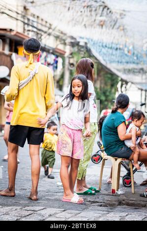 Photos spontanées de familles et d'enfants qui font leurs affaires quotidiennes dans la vieille ville fortifiée d'Intramurous Manille, aux Philippines.