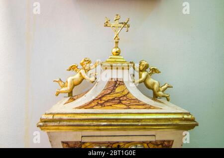 Tabernacle décoré pour garder le sanctuaire ostia pour la Messe dans l'ancienne sacristie de l'église Banque D'Images