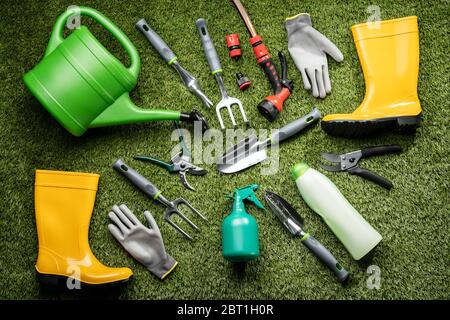 Divers Outils De Jardinage Et Bottes Sur Herbe Banque D'Images