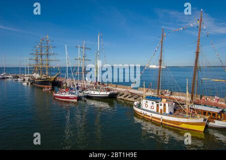 Tallinn, Estonie - 18 juillet 2009 : les voiliers et les yachts sont à la jetée. Mâts longs et de nombreux drapeaux sur les cordes. Bleu mer et ciel. Horizontale. Banque D'Images