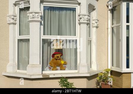 Londres, Royaume-Uni - 04 mai 2020: Papier avec petit arc-en-ciel et note "Stay home for Britain" exposé dans la fenêtre de la maison à Lewisham pendant le covid Banque D'Images