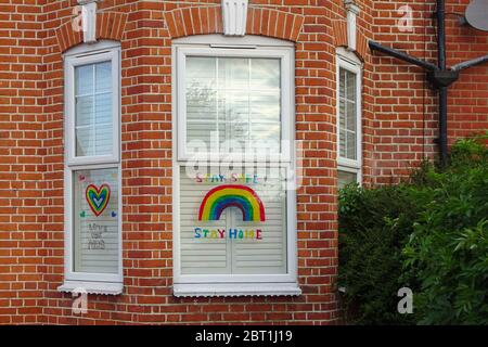 Londres, Royaume-Uni - 04 mai 2020 : un arc-en-ciel coloré peint sur une vitre de maison à Lewisham comme un signe de gratitude au NHS et aux principaux travailleurs du Banque D'Images