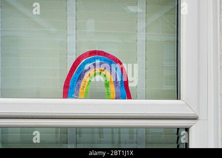 Londres, Royaume-Uni - 04 mai 2020 : arc-en-ciel dessiné à la main exprimant sa reconnaissance au NHS et aux principaux travailleurs exposés à la maison à Lewisham, pendant le coronavirus c Banque D'Images