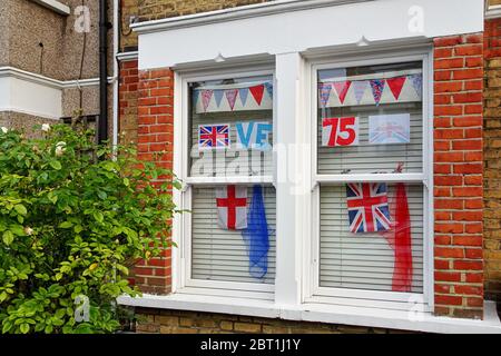 Londres, Royaume-Uni - 04 mai 2020 : fenêtres de la maison de Lewisham décorées avec des drapeaux britanniques et d'Angleterre et signe VE 75 pour célébrer le 75e anniversaire Banque D'Images