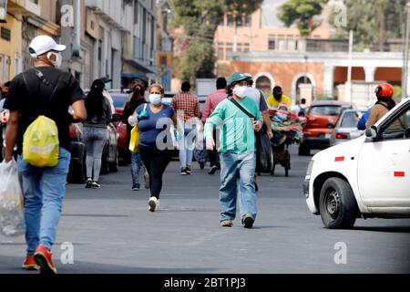 Lima, Pérou. 20 mai 2020. Les personnes portant un masque protecteur marchent dans une rue pendant le confinement actuel de la COVID-19 crédit: Mariana bazo/ZUMA Wire/Alamy Live News Banque D'Images