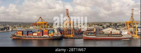 Port de Bridgetown avec grues de chargement et deux navires-cargo chargés de conteneurs Banque D'Images